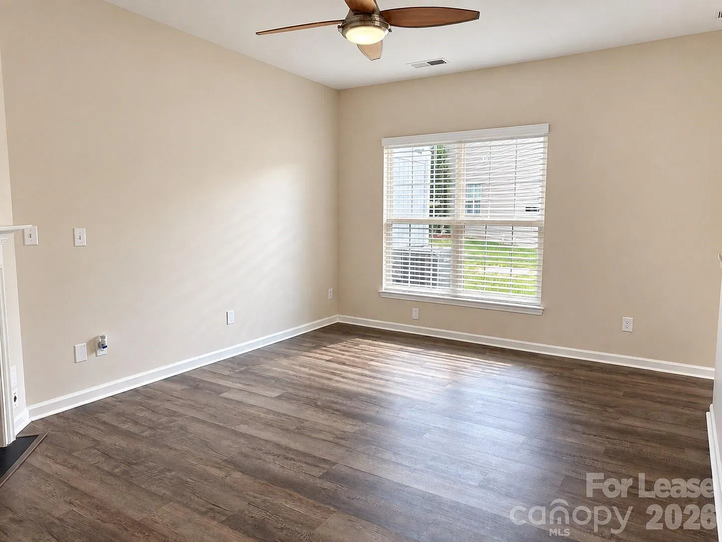 3 bed, 2.5 bath, 1600 sqft, $1,900 — Photo 3