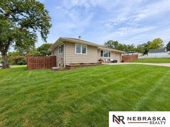 1502 N 61st St, Omaha, NE 68104