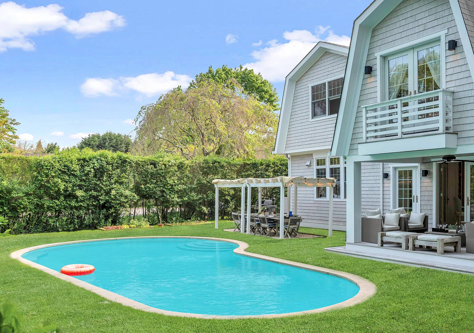 Beautiful Southampton Village Home, with Private Pool in Town — Photo 1