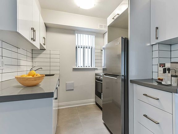 2nd image of 250 Saint George St #604