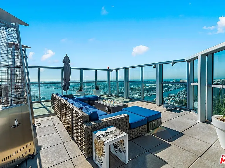13700 Marina Pointe Dr #327 — Photo 51