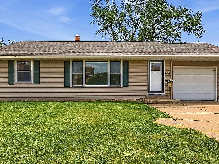 1040 Clara Ct — Photo 2