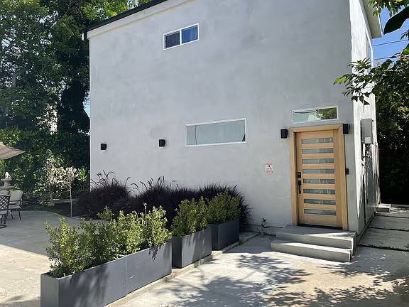 2nd image of 2010 Veteran Ave