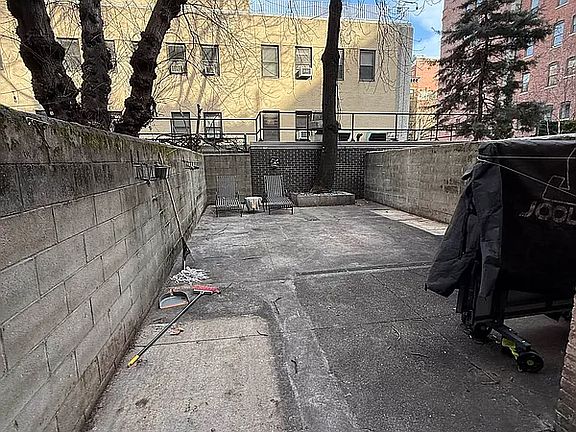 3rd image of 125 W 81st St APT B