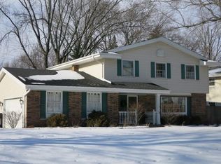 2055 S Old Oak Ln, New Berlin, WI 53151