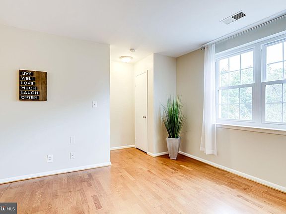 5th image of 2838B S Wakefield St