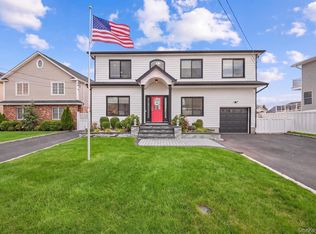 3634 Somerset Dr, Seaford, NY 11783