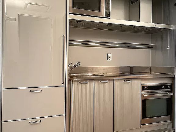 3rd image of 18 W 48th St APT 6B