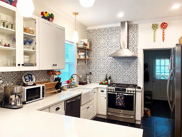 531 W Huisache Ave — Photo 2