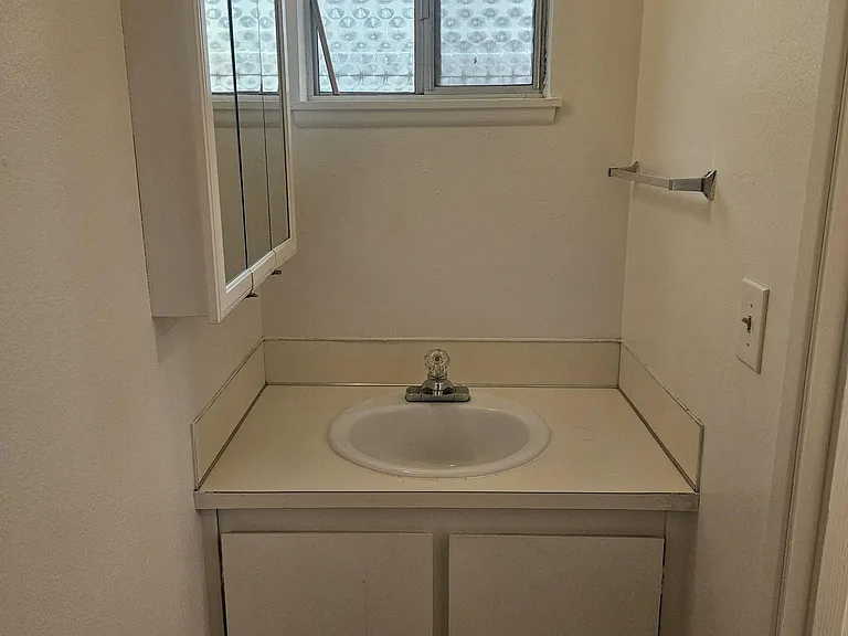 townhouse 1/2 bath