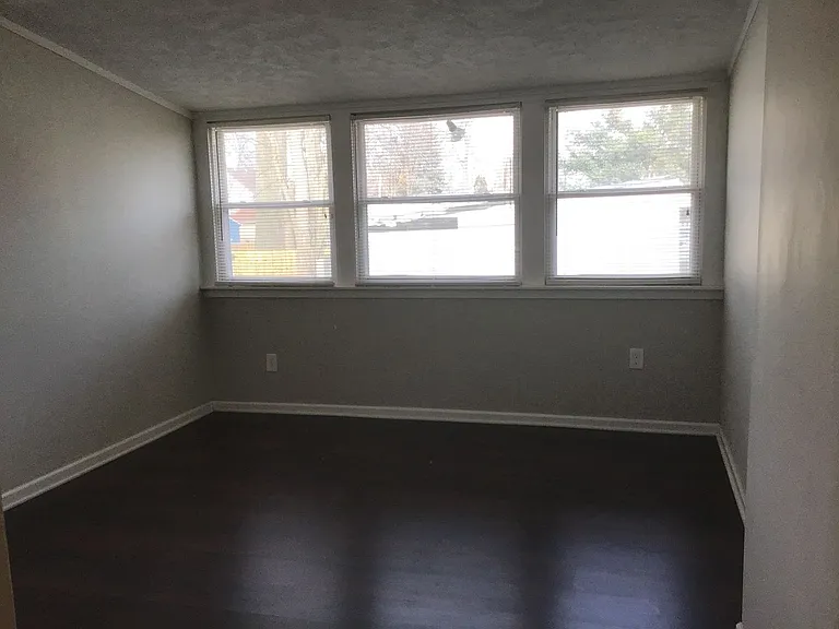 14704 Delaware Ave — Photo 8