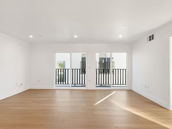 4th image of 828 N Detroit St #830