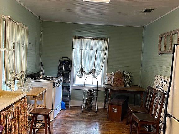 4th image of 23716 Railroad Ave