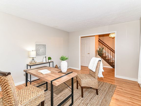 5th image of 210 Ashford Ct