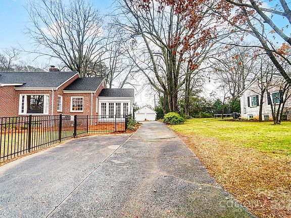 3rd image of 2613 Armstrong Cir