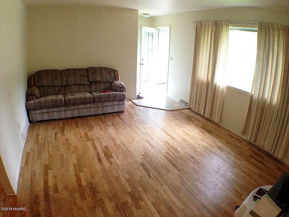 5th image of 10933 Woodbushe Dr SE