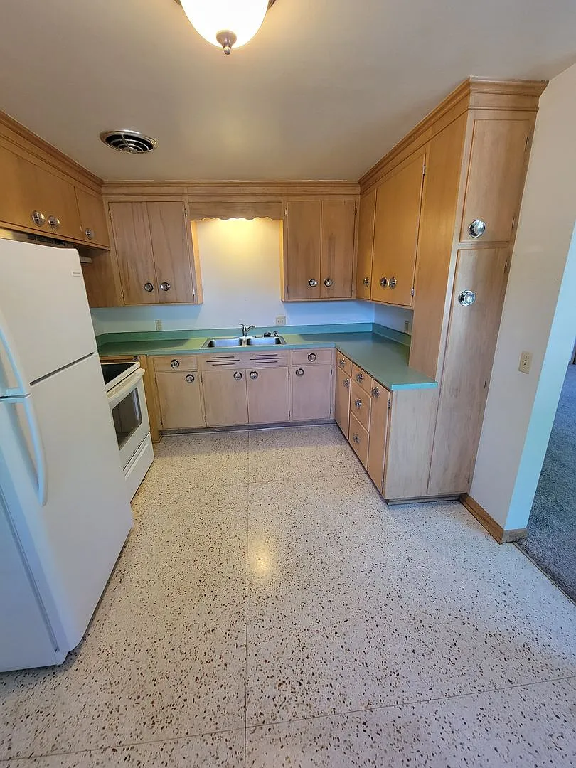 319 E Harris St — Photo 1