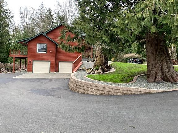 oversized 2 car garage, rear deck, boat storage are to the left