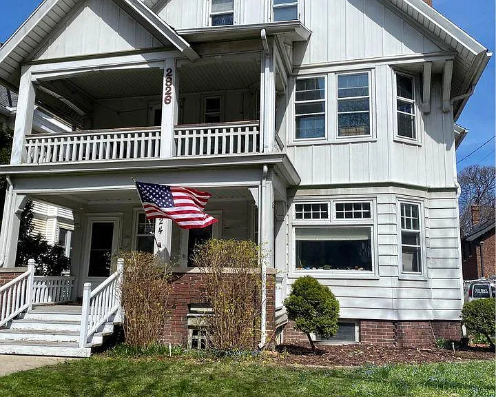 2824 N Maryland Ave — Photo 2