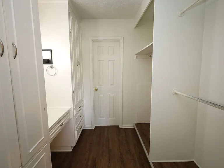 207 E Moore St — Photo 8