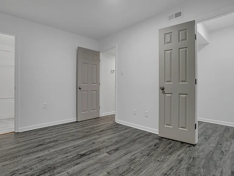 Room (1) Room (1)