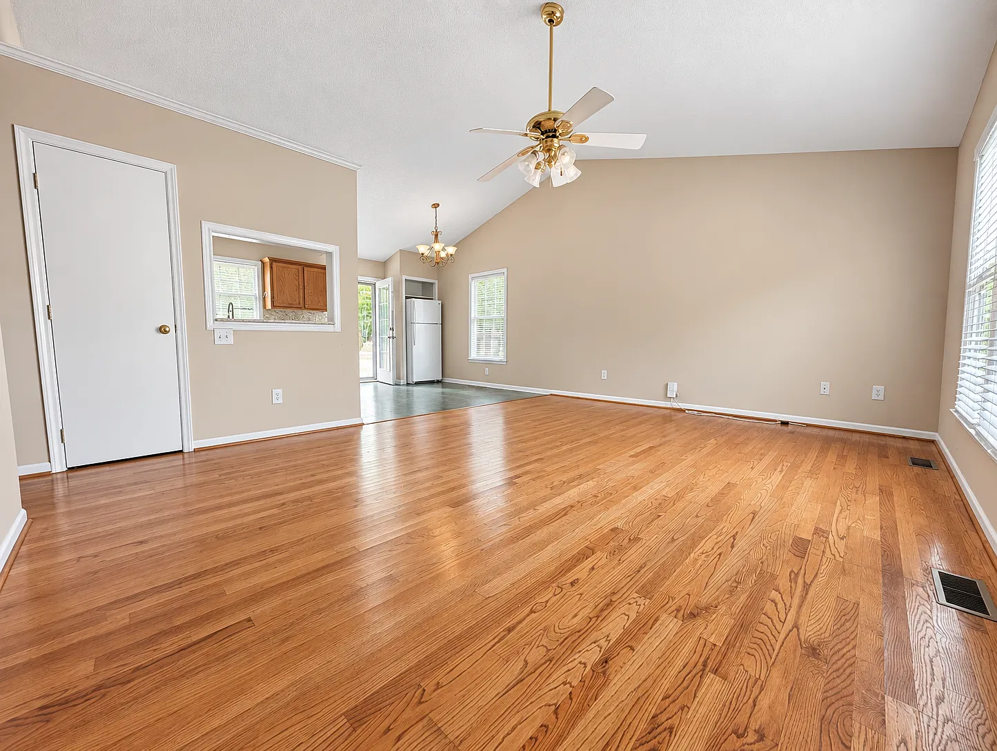 3 bed, 1100 sqft, $2,000 — Photo 2