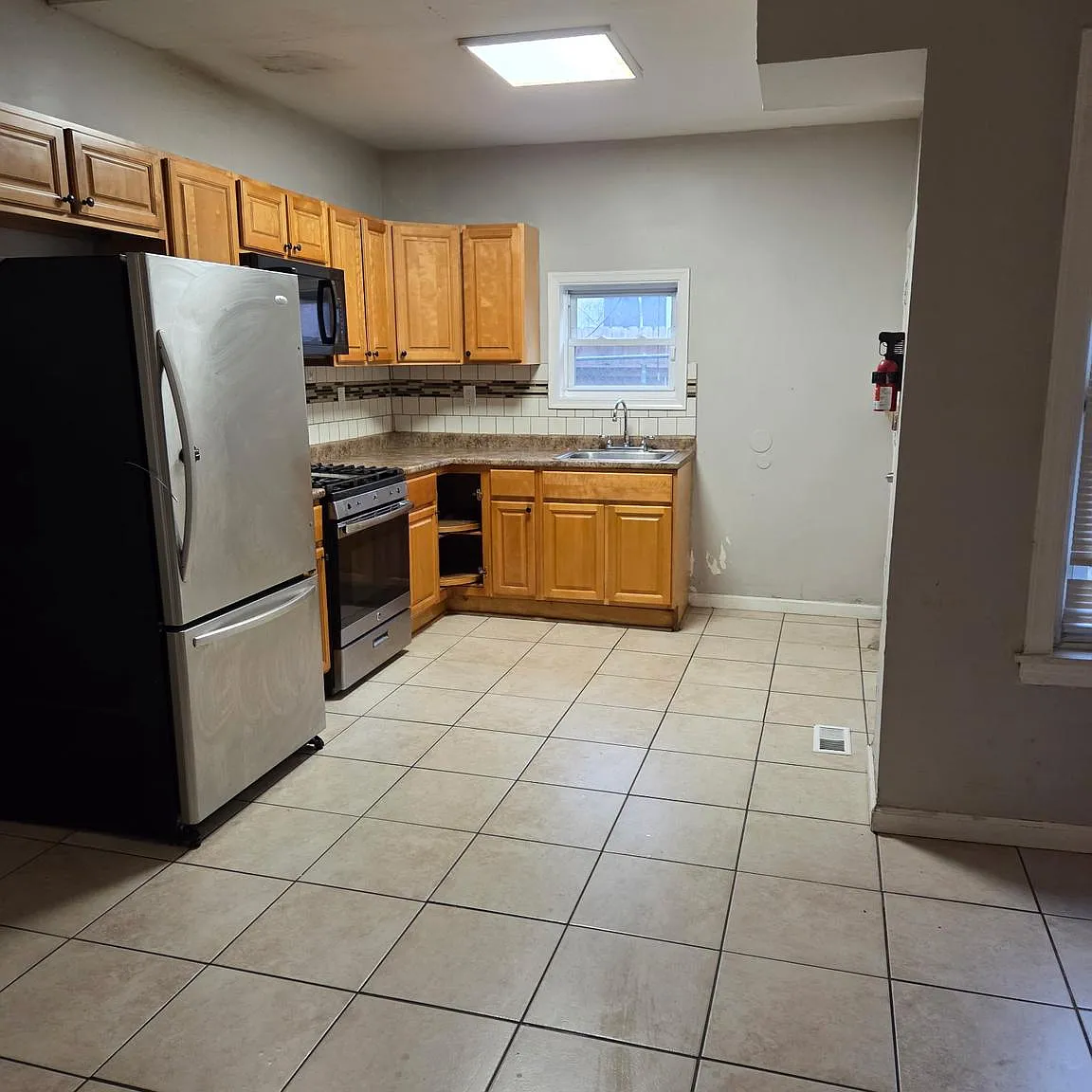 3 bed, 952 sqft, $1,225 — Photo 3