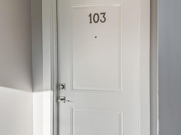 4th image of 739 Manhattan Blvd #103