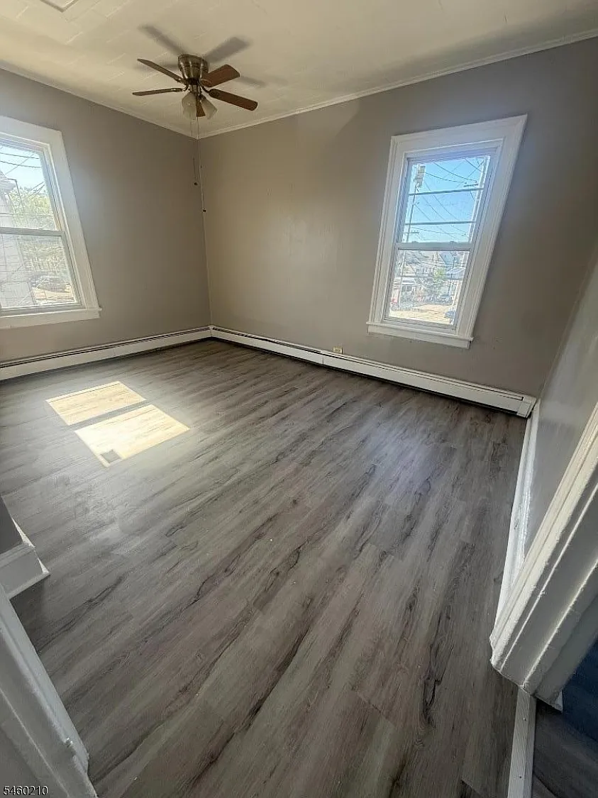4 bed, 1.0 bath, 800 sqft, $1,800 — Photo 4