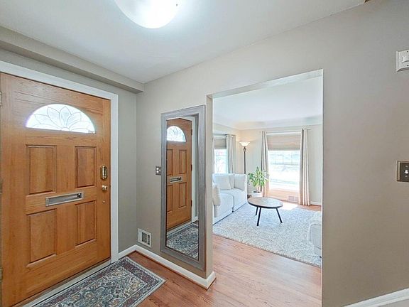 3rd image of 1700 Evergreen St