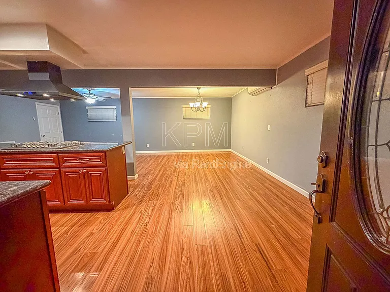 420 E Hampton St #B — Photo 2