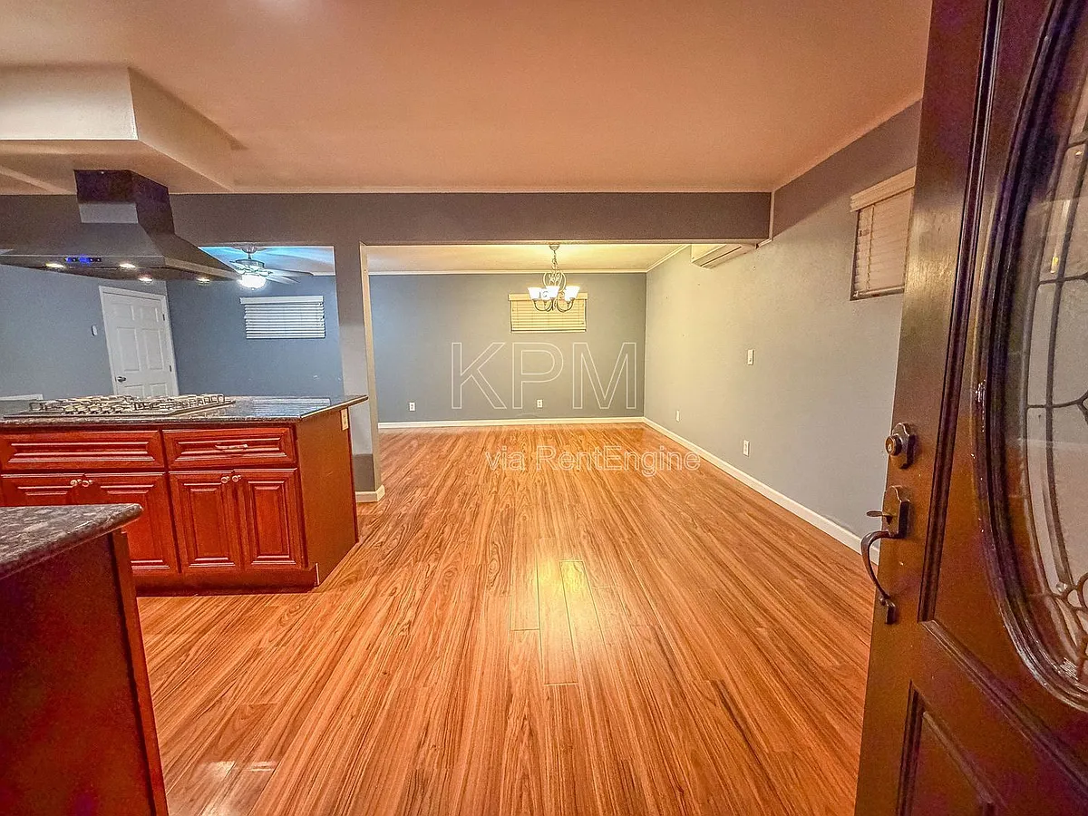 Building Photo - 420 E Hampton St #B