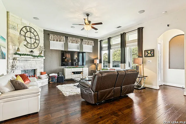 5 bed, 4.5 bath, 3590 sqft, $4,300 — Photo 3