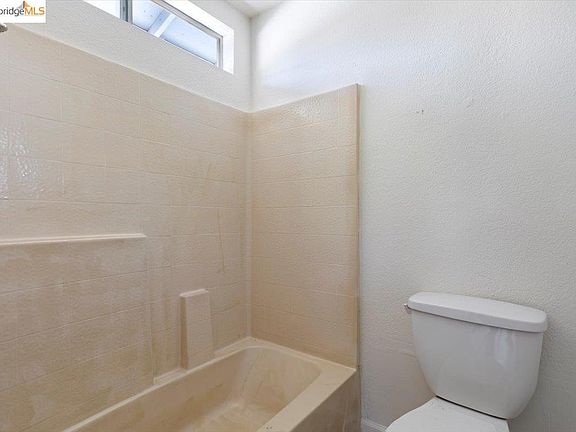 3rd image of 8304 Macarthur Blvd APT D