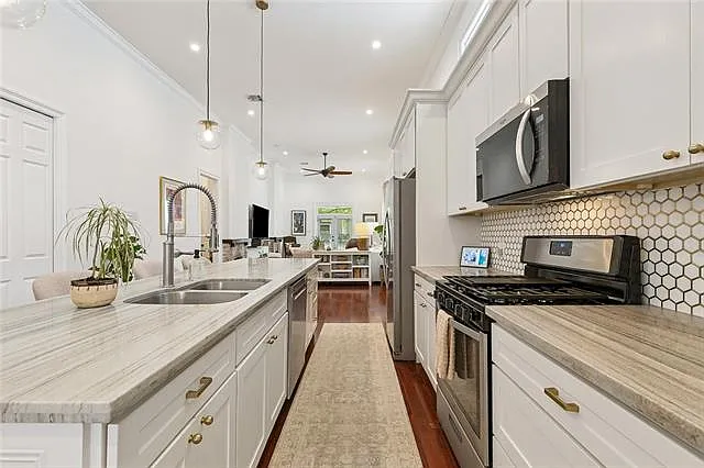 2508 Marengo St — Photo 10