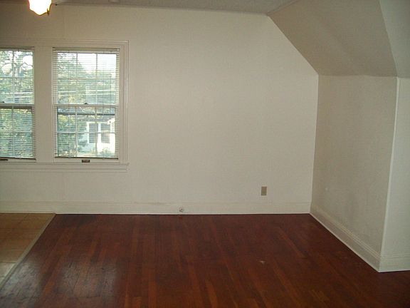 4th image of 807 W 28th 1/2 St #A