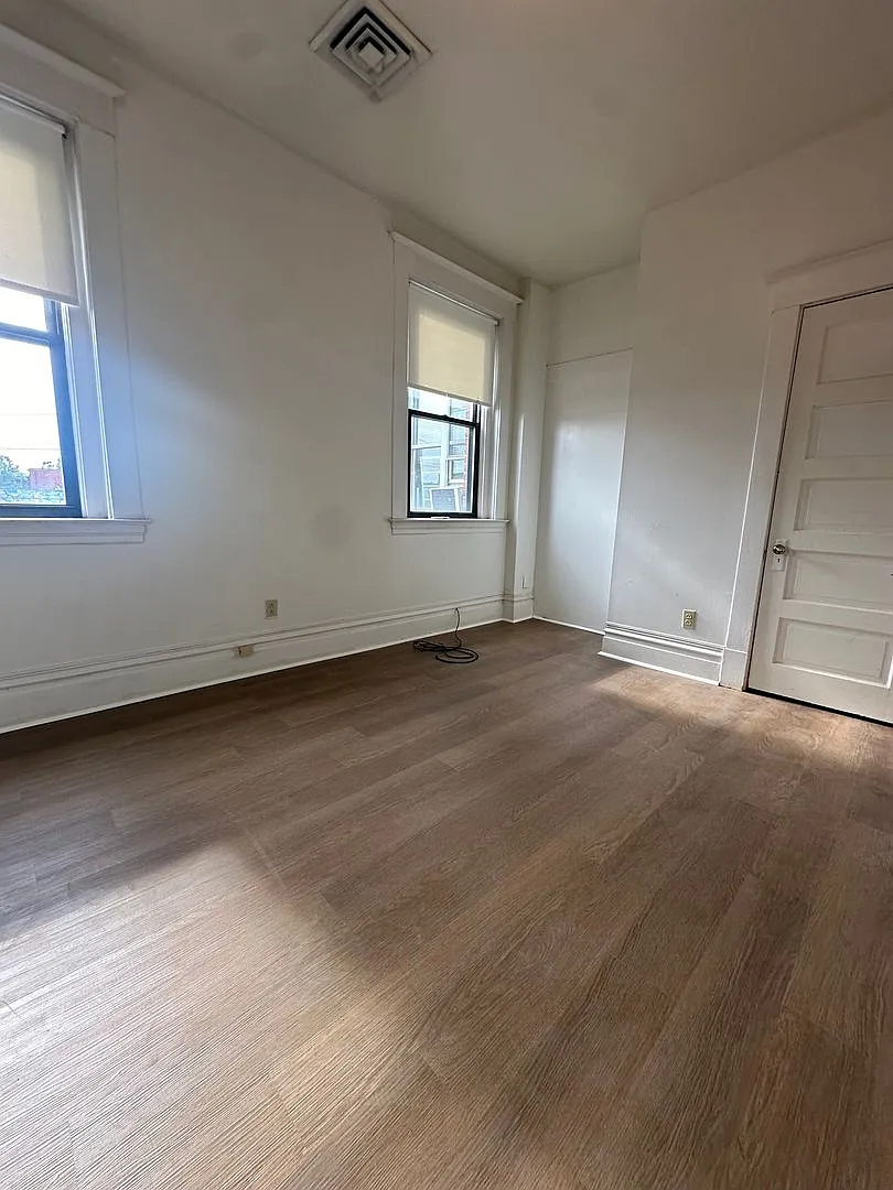 East Carson Street Living In The Heart Of The South Side Available Sept! — Photo 4