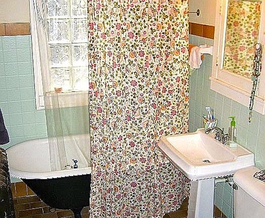 Pedestal sink, large medicine cab + closet