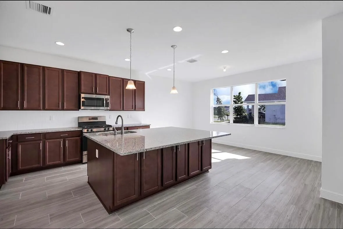 3 bed, 2.5 bath, 2384 sqft, $3,950 — Photo 3