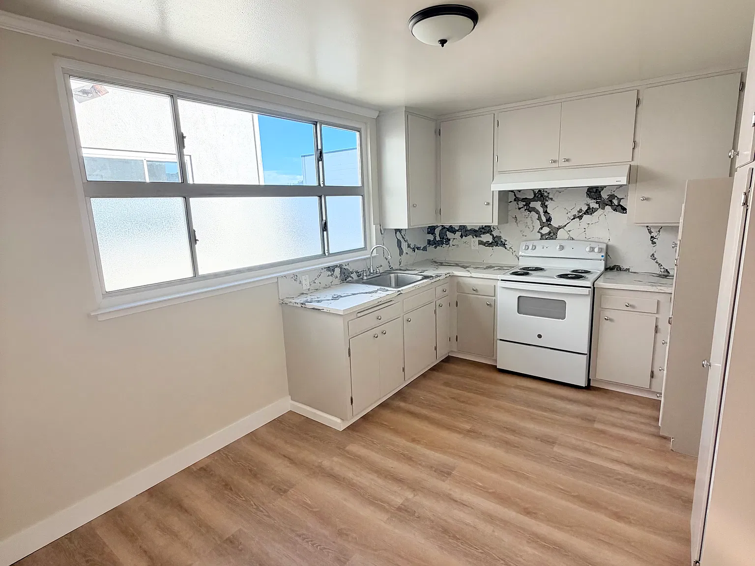 2 bed, 1000 sqft, $5,400 — Photo 3