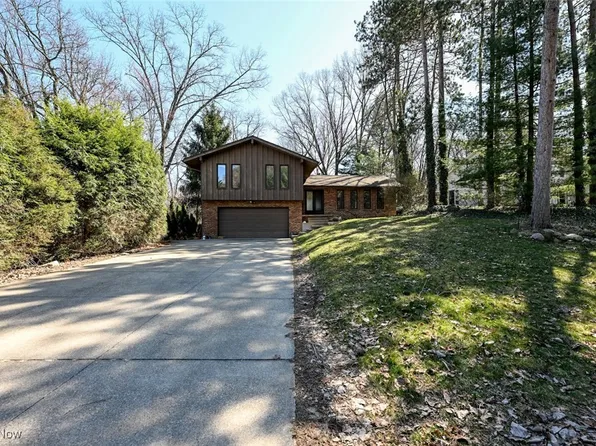 3751 Butterfield Dr, Akron, OH 44319