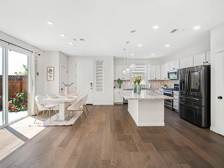 153 E Central Pkwy — Photo 15