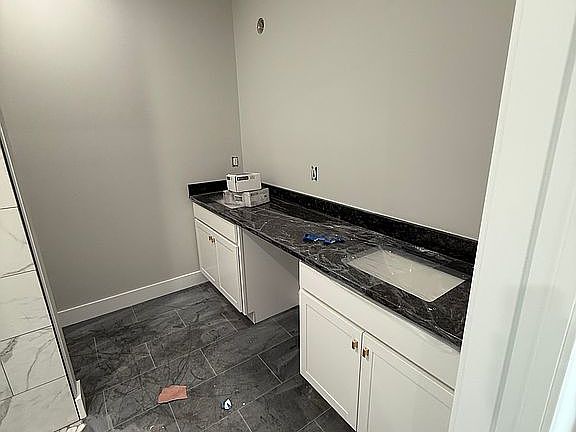 5th image of 11 Robert Allen Ln