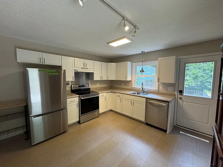 107 Hillbrook Ct — Photo 6