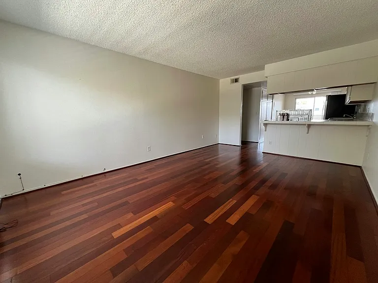569 E St — Photo 2