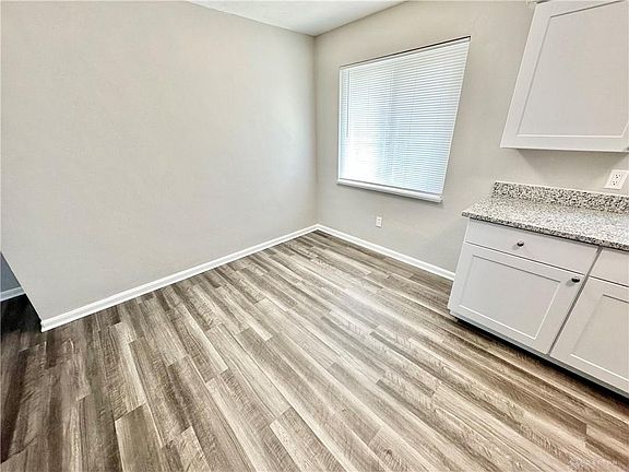 5th image of 208 W Sherry Dr