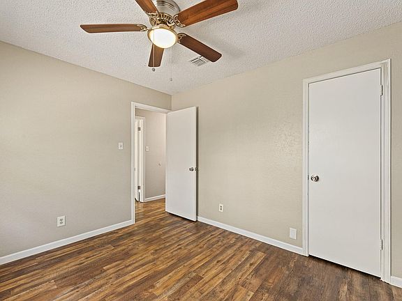4th image of 906 Oleander Ln
