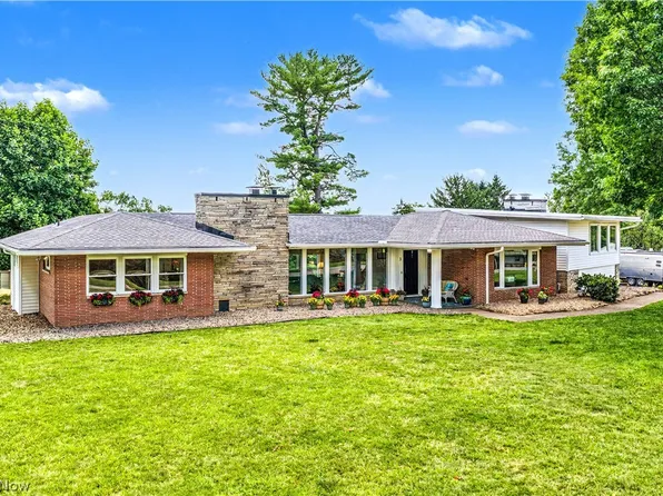 3 Meadowcrest Dr, North Parkersburg, WV 26104