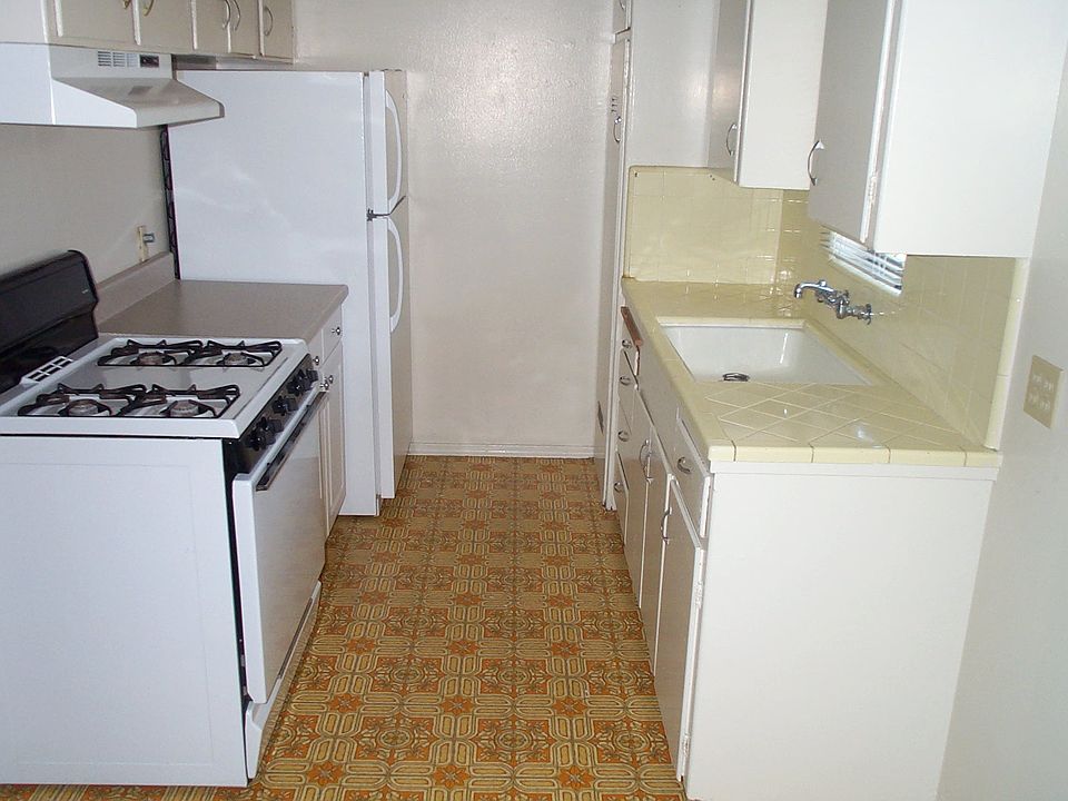2nd image of 1121 Frankfurt Ave #4