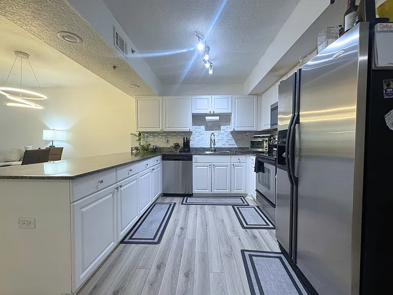 454 SW 5th Ave — Photo 5